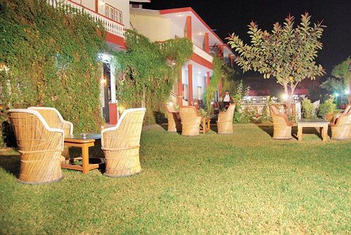 סוואי מדופור Tiger Safari Resort מראה חיצוני תמונה